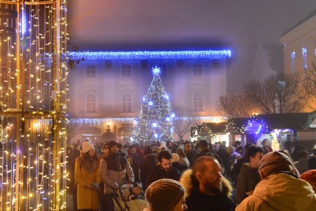 Adventi programok - gyertyagyújtás, városházi séta, koncertek Székesfehérváron
